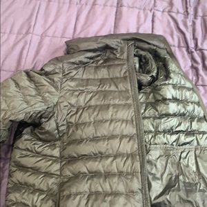 UNIQLO ultra light jacket dark green size MEDIUM